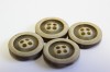 1201/03/946/32/388 - Ureaknopf, 4-Loch, Gr. 20 mm (32"), braun/ beige